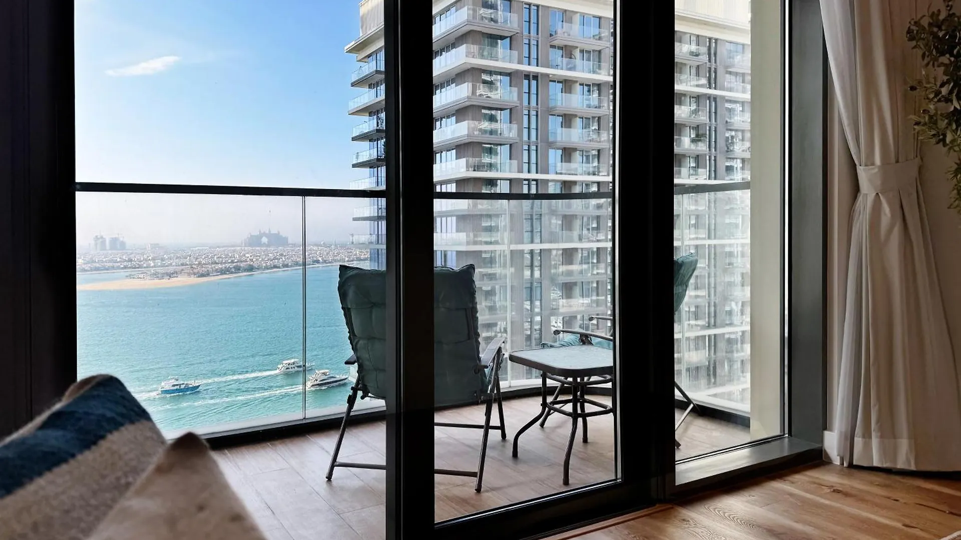 Iconic Palm And Atlantis View With Private Beach & Pool Dubai Apartment
